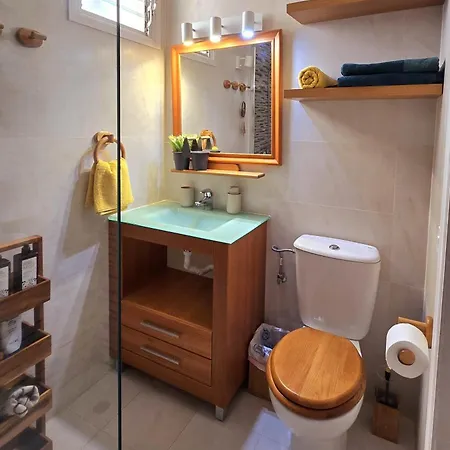 Sunny Duplex With Sea View Of The Scenic Gorge דירה *